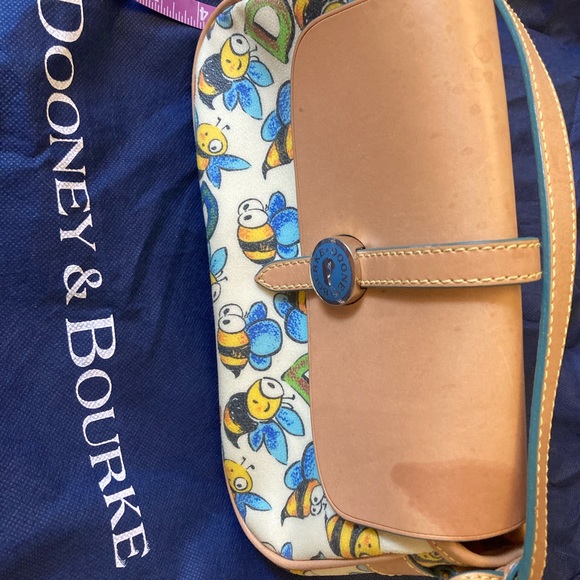 Dooney and Bourke bee shoulder bag - Picture 2 of 5